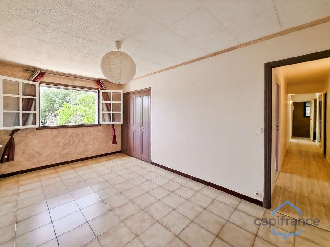 Maison de 212m² avec 6 pièces et une dépendance T2 - Terrain arboré de 800m² - Garage - Restinclières (34160) - photo 15