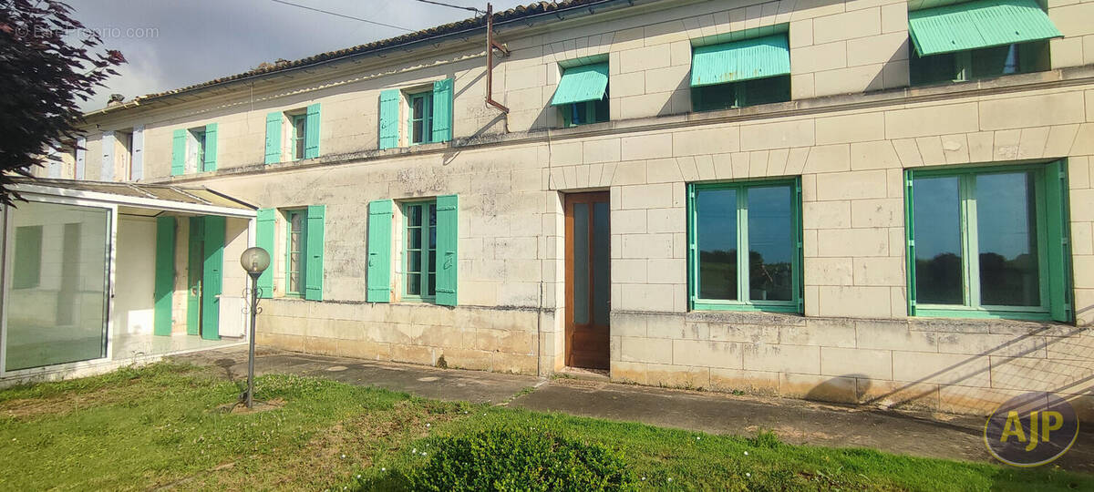 Maison à SAINT-SIMON-DE-PELLOUAILLE