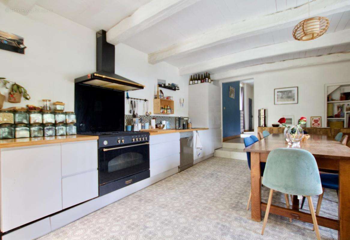 Maison de caractère en pierre – cœur de bourg – jardin clos – environnement calme - photo 2