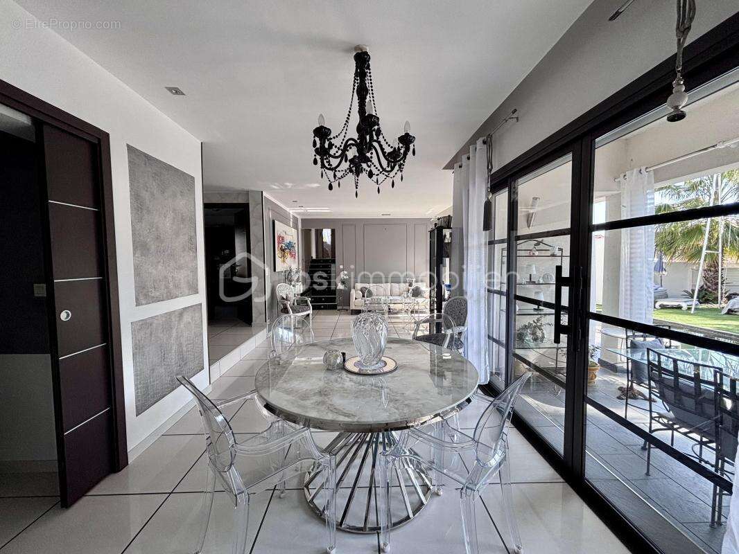 Agde – Maison T7 -  Plain-Pied - avec Piscine, Jacuzzi et garage - photo 7