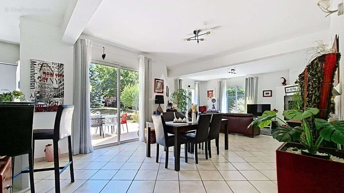 Briollay - Maison récente de plus de 220 m² avec de belles prestations - photo 2