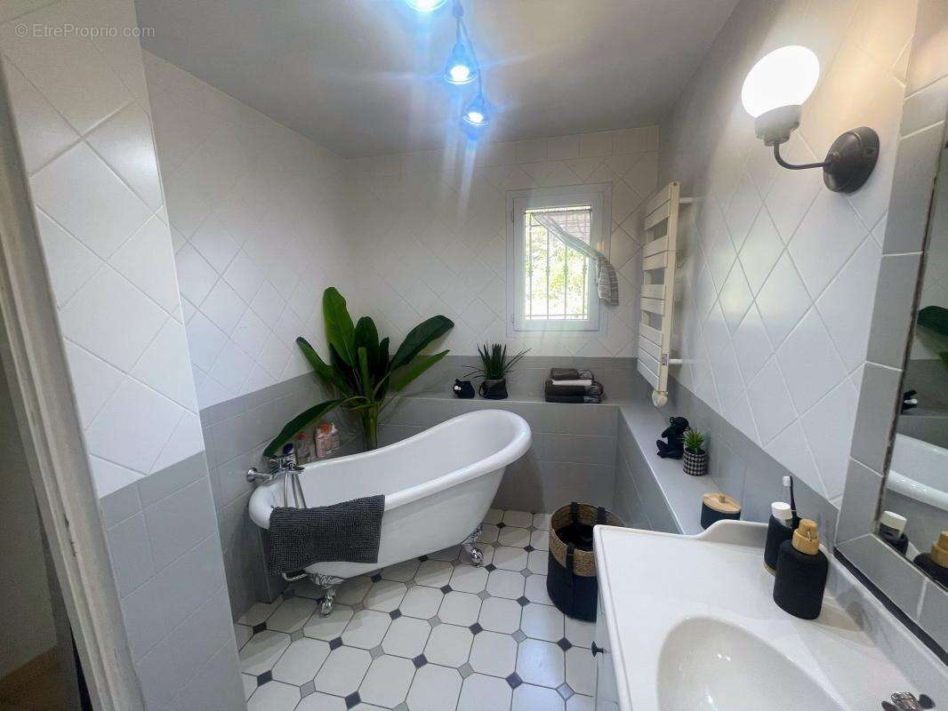 Maison 233 m² à Rognes  - photo 15
