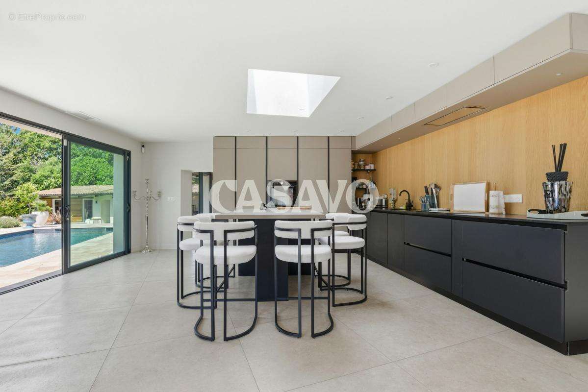 Vente Maison 5 pièces de 180m² - 13760 Saint-Cannat - photo 5
