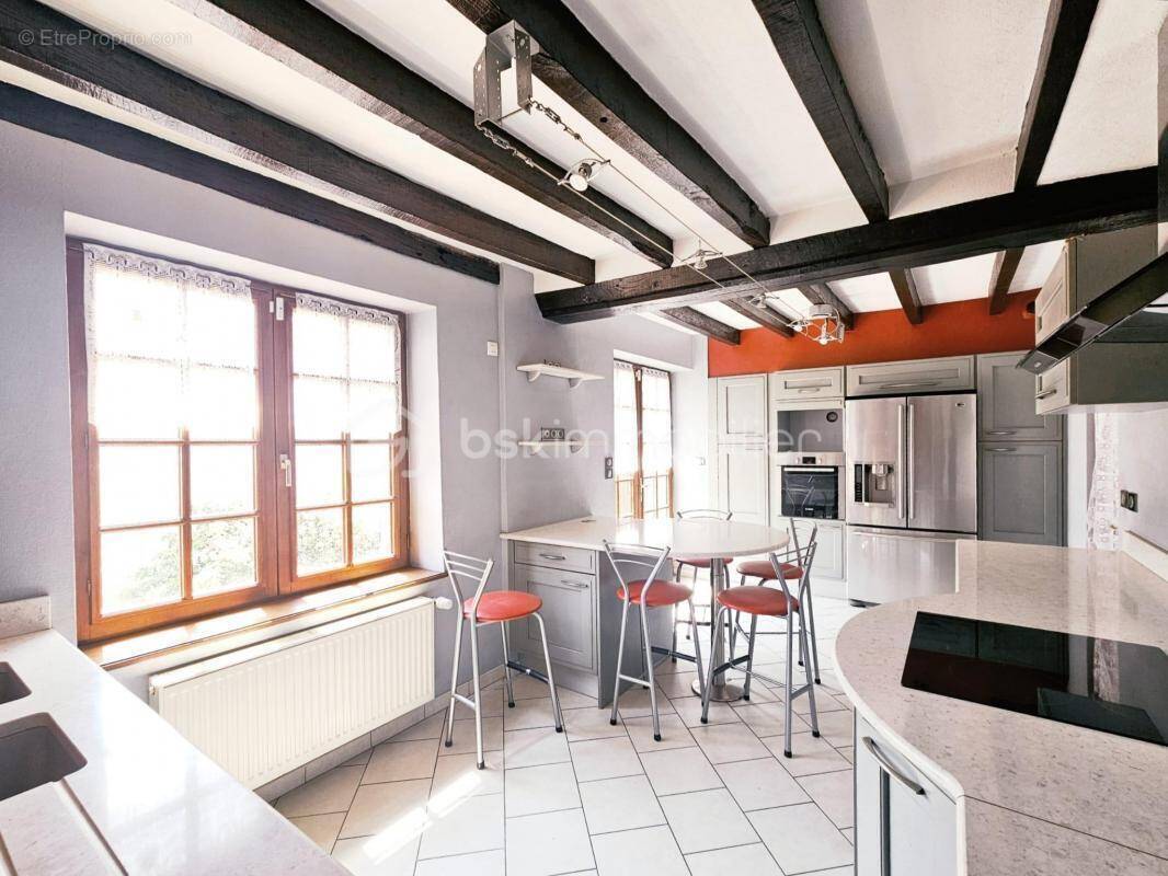 EXCEPTIONNELLE : Charme, espace et fort potentiel - 4 chambres dont une suite parentale - Piscine chauffée - Dépendances aménage - photo 7