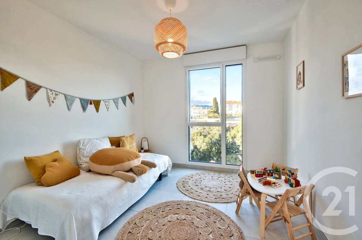 Appartement à SAINT-LAURENT-DU-VAR
