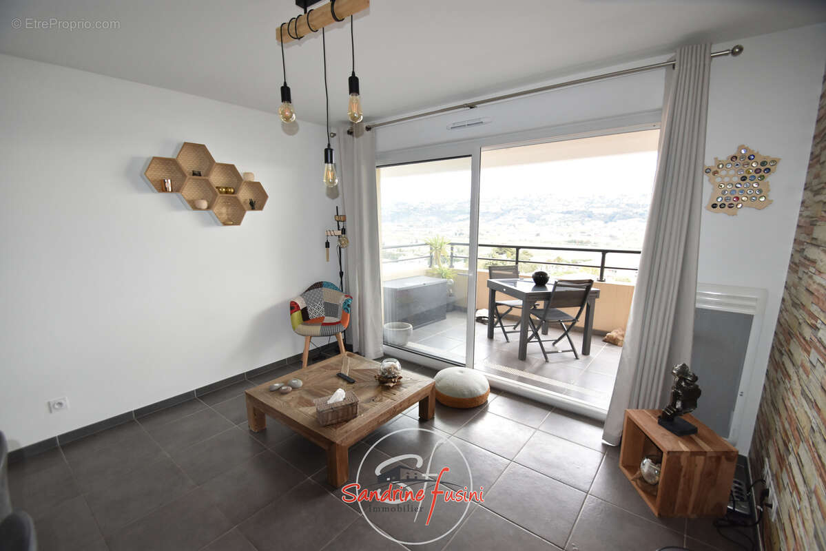 Appartement à SAINT-LAURENT-DU-VAR