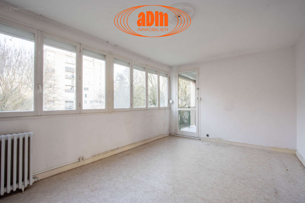 Avenue Clémenceau  Appartement F3 avec balcon, parking et cave - photo 4