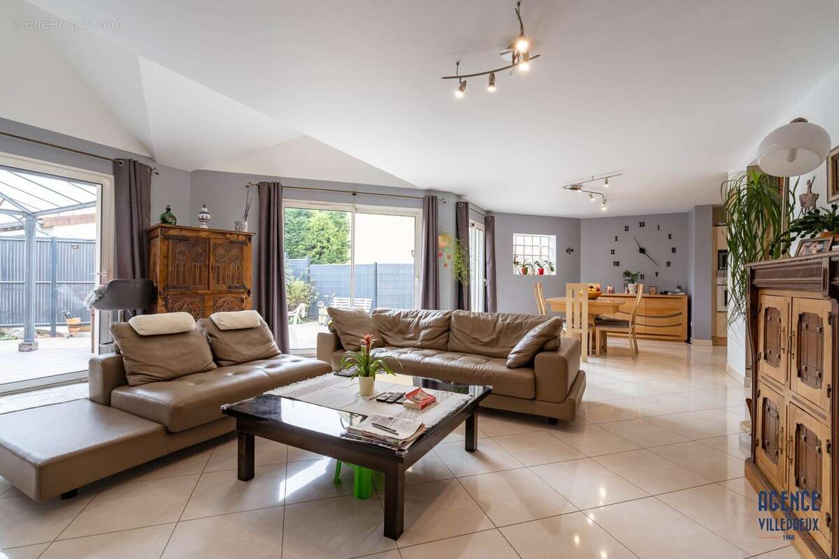 Maison à LES CLAYES-SOUS-BOIS