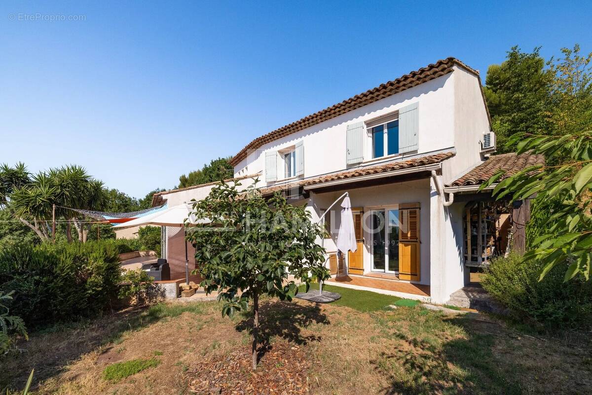 Maison à CHATEAUNEUF-GRASSE