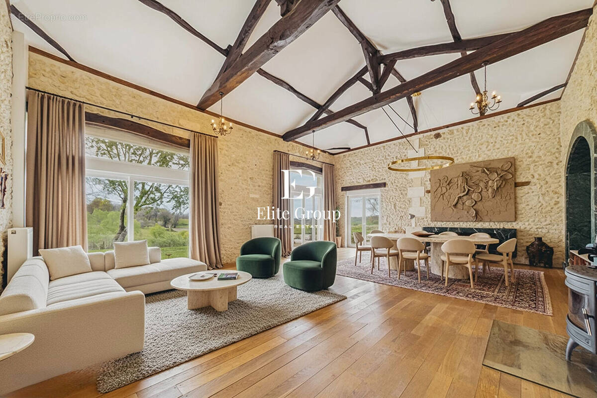 Maison à MONTMOREAU-SAINT-CYBARD