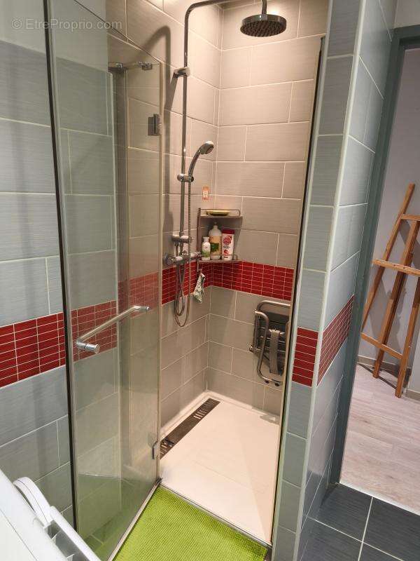 Appartement T3 rénové récemment au calme Voiron Centre - photo 5