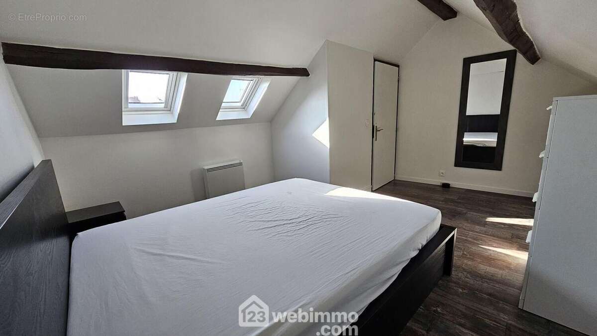 Une autre vue de la chambre très lumineuse. - Maison à ECHARCON