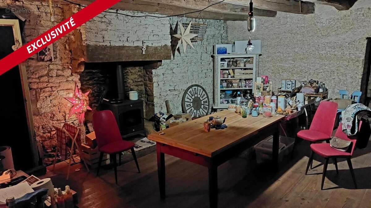 Maison à NEANT-SUR-YVEL