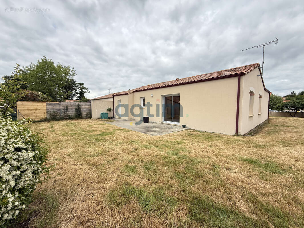 Maison à LES LANDES-GENUSSON