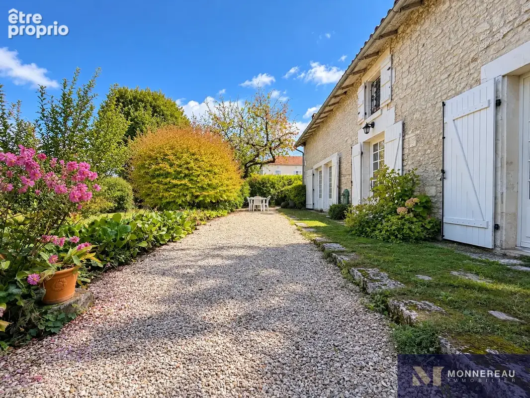 Maison ancienne en coeur de ville avec jardin et garage - photo 4