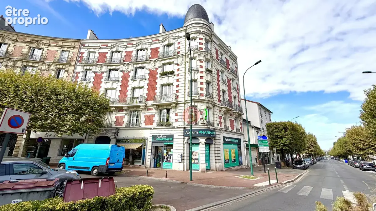 F5 haussmannien secteur mairie. Ascenseur, cave et box. - photo 2