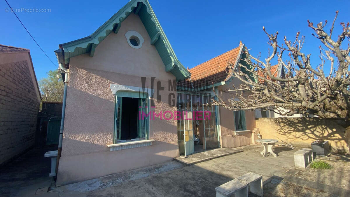 Maison à ENTRAIGUES-SUR-LA-SORGUE