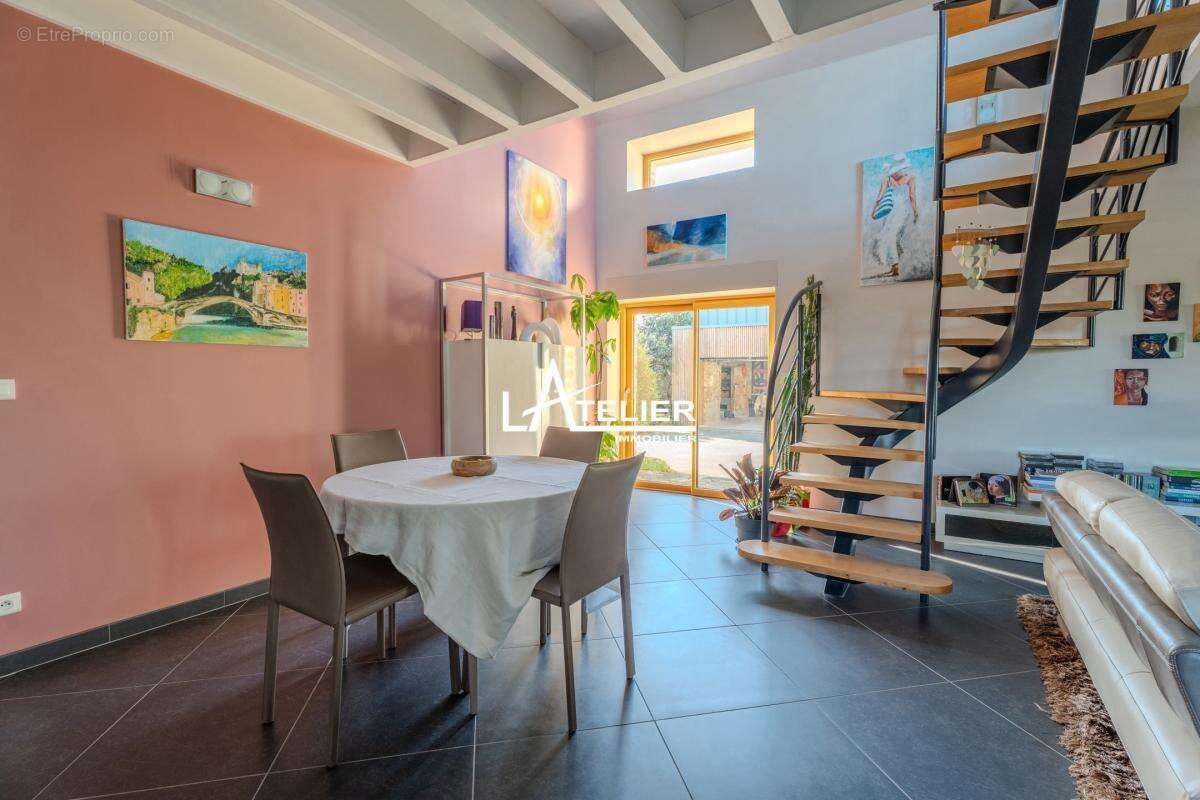 Maison en pierre avec dépendances - gros potentiel - photo 13
