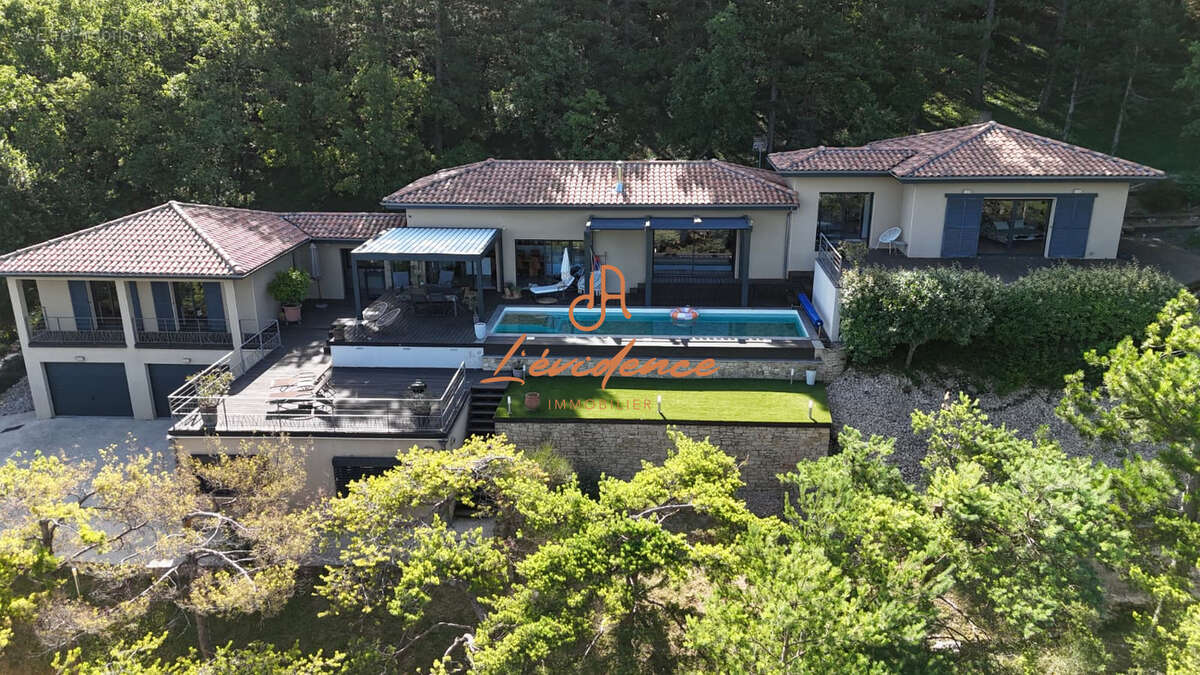 Dominant les hauteurs d'Allan, cette villa ne ressemble à aucune autre - photo 2