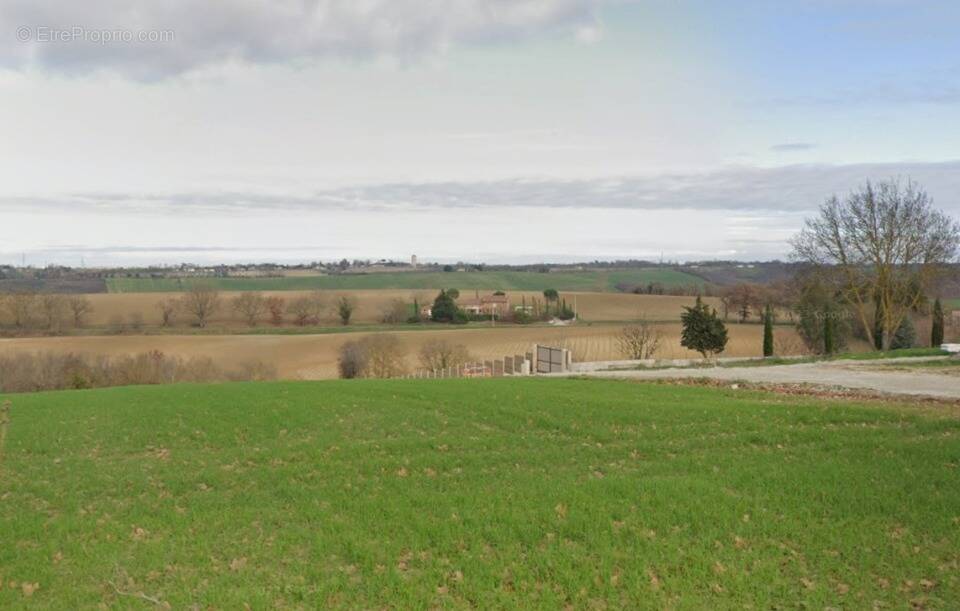 Terrain à SAINT-PIERRE-DE-LAGES