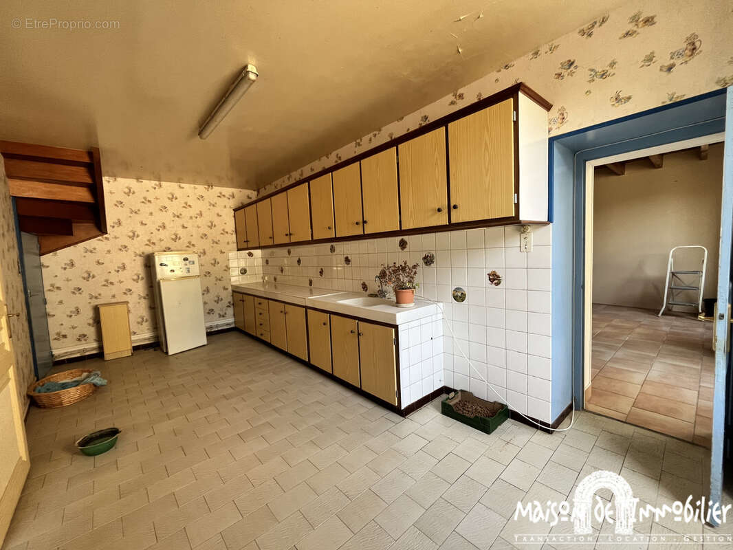 À Vendre à LOUZAC SAINT ANDRÉ - Spacieuse maison Charentaise - 210m2 - 6 pièces - photo 5