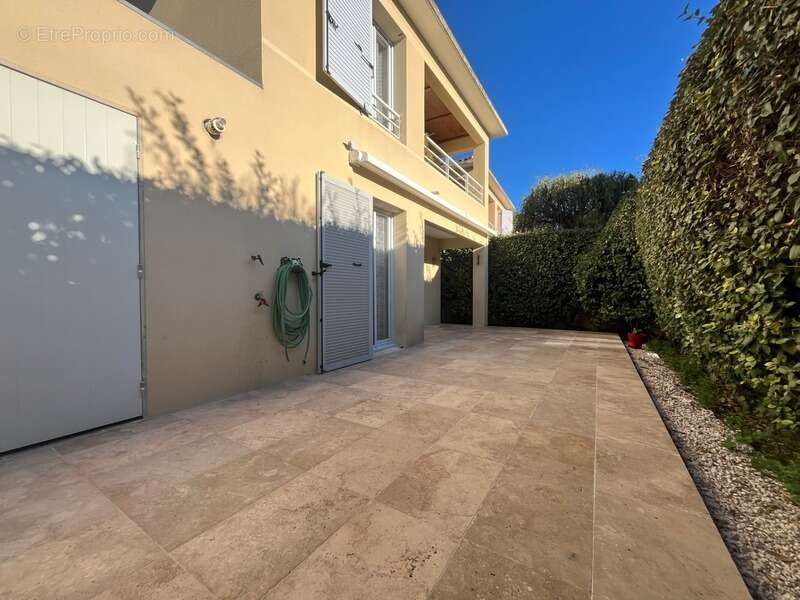 Maison à LA ROQUETTE-SUR-SIAGNE