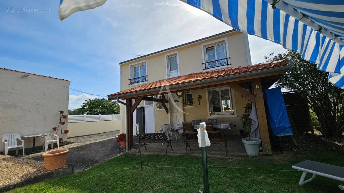 Maison  centre bourg 5 chbres / garage/terrain constructible - photo 1