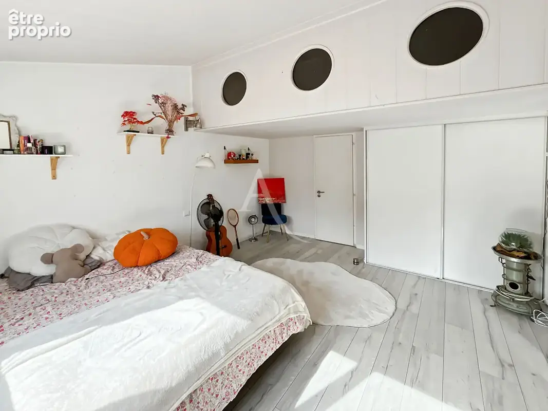 Maison avec une belle architecture sur vaste terrain clos et beaux volumes à Challans - photo 7