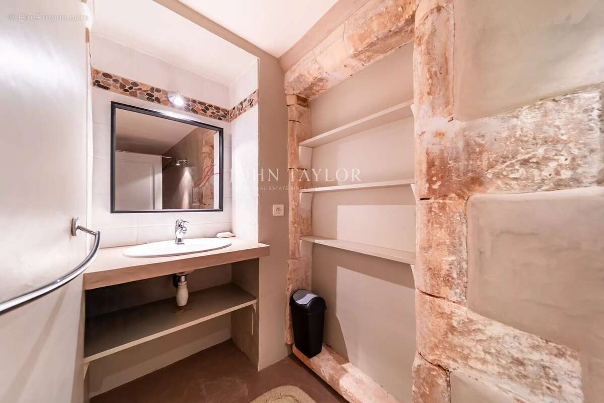 Mas en Pierre d'Exception à Vendre à Ménerbes : Charme Provençal et Piscine Chauffée - photo 16