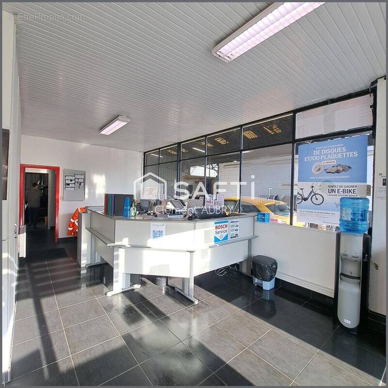 Photo 1 - Commerce à LAVAL