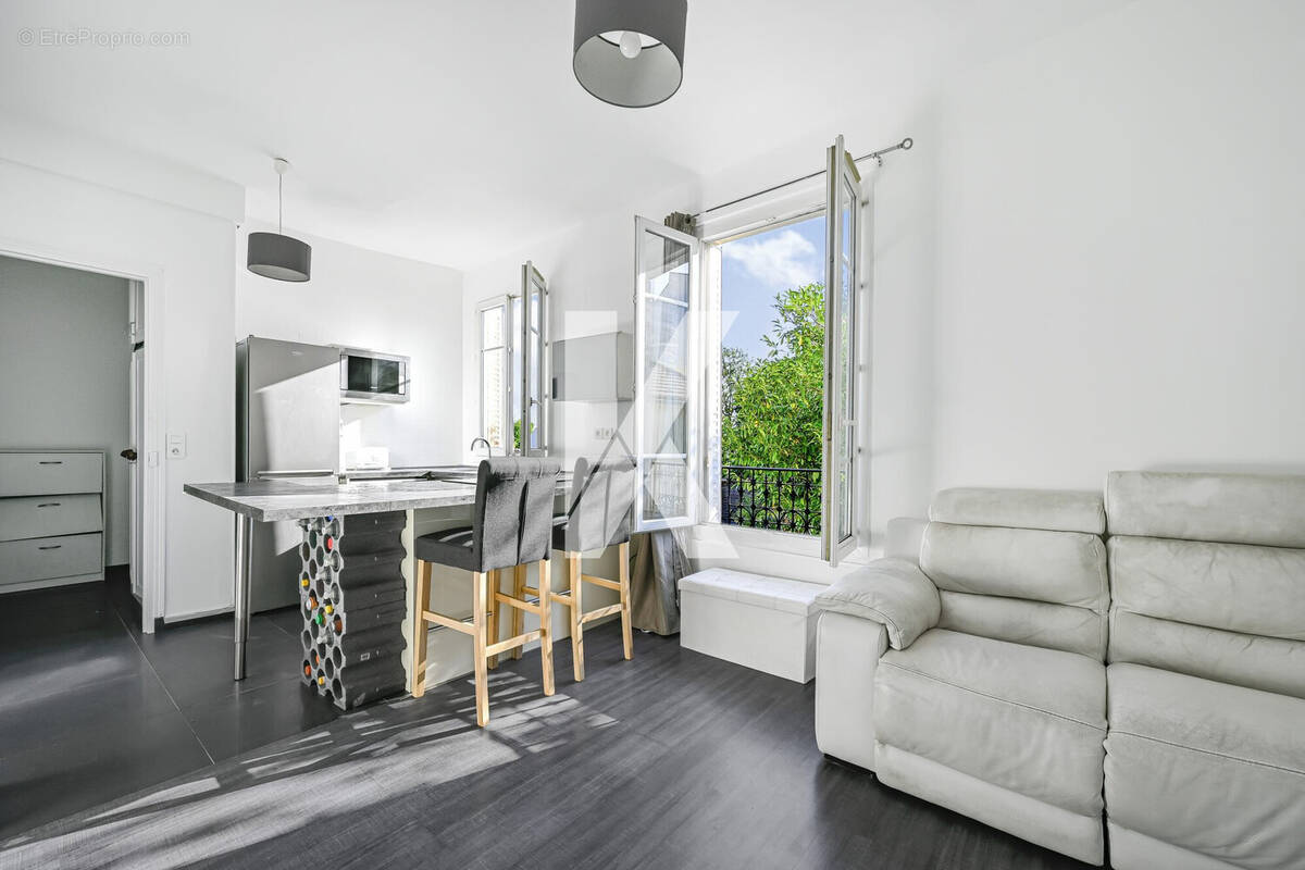 Séjour avec cuisine - Appartement à RUEIL-MALMAISON