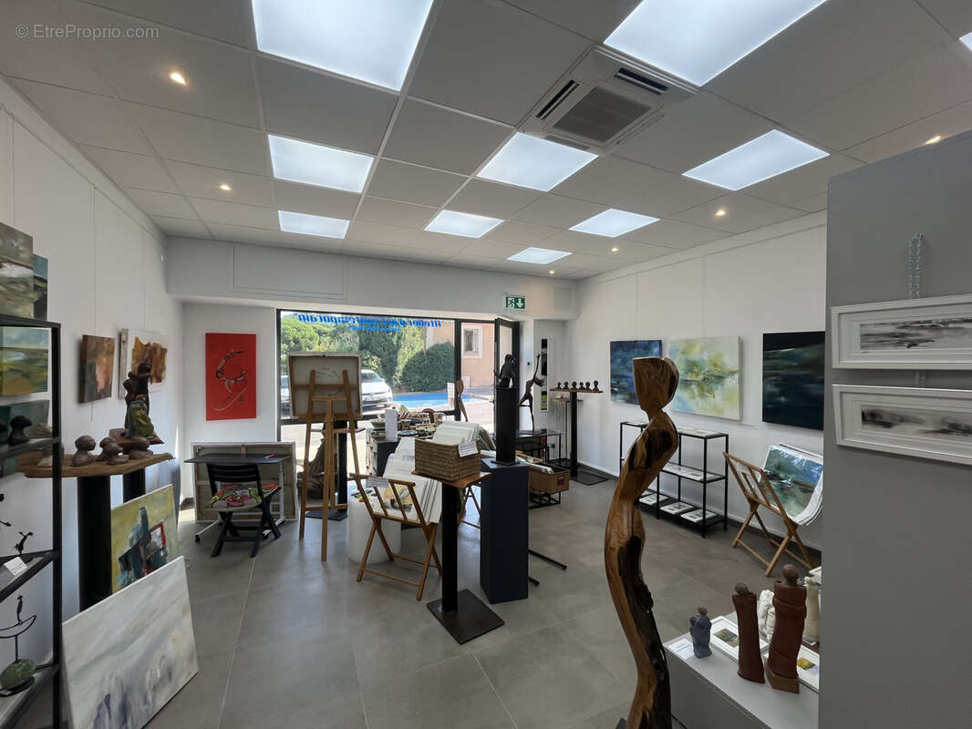 Gigondas / murs commerciaux avec vitrine / surface 40m2 / tres bon etat - photo 3