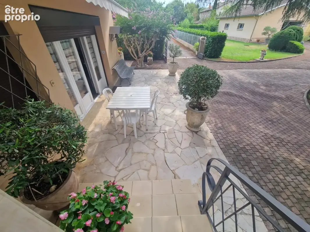 Villa Familiale avec appartement, grand garage et terrain plat - photo 10