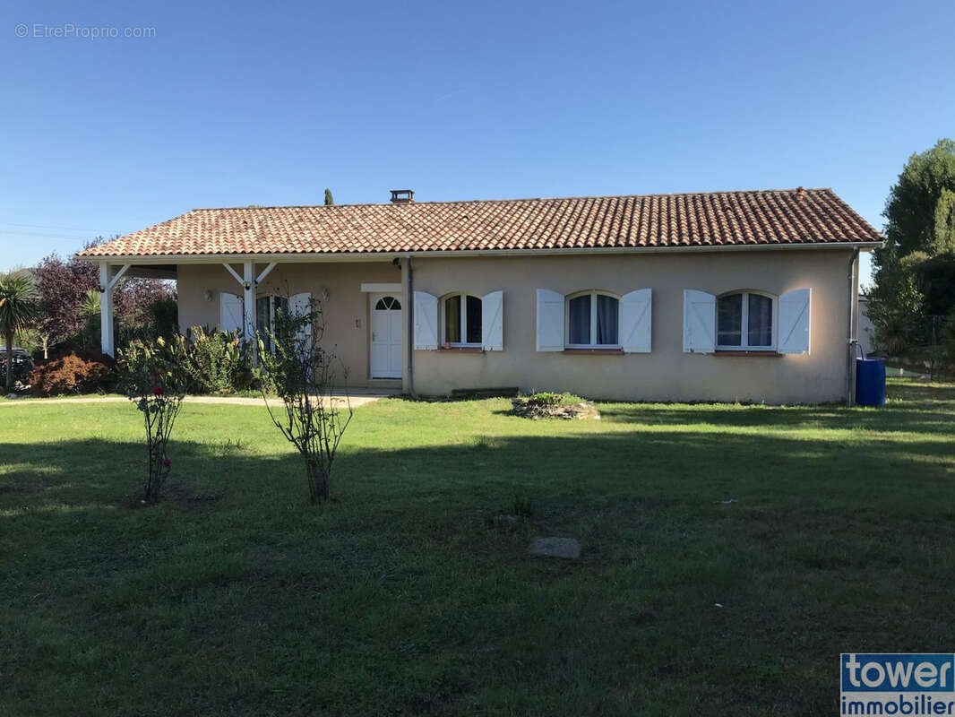 A 10 mm d'Agen centre, pavillon de plain-pied de 120m2 avec piscine, terrasse 75m2,  terrain clos de 6390m2 - photo 2