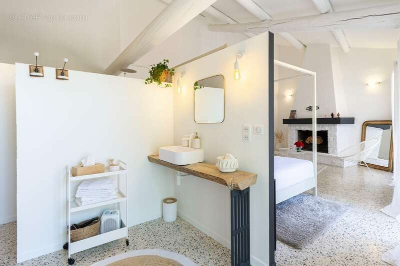 Maison de caractère (près de 320 m2, 5 chambres) avec cour intérieure, piscine & appartement indépendant (près de 135 m2, 2 cham - photo 9