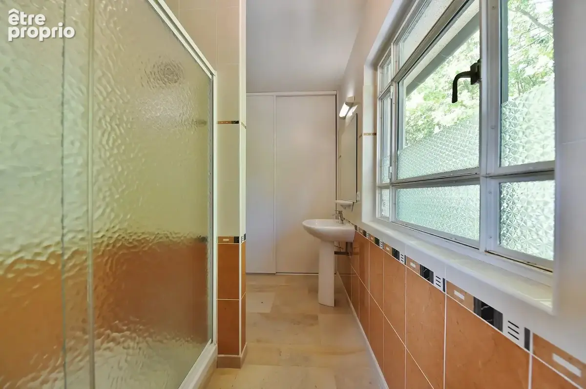 Uzès centre-ville – Appartement de 170m² environ,  beaux volumes et fort potentiel - photo 9