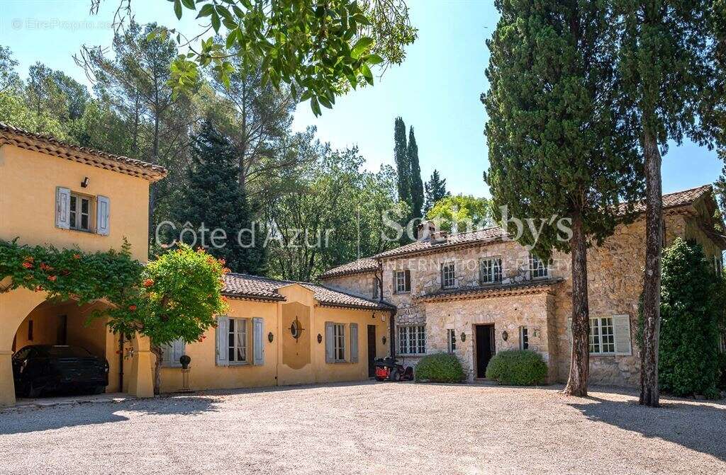 Châteauneuf-Grasse, bergerie de caractère du XIXe siècle au cœur de 3 hectares de nature préservée - photo 2