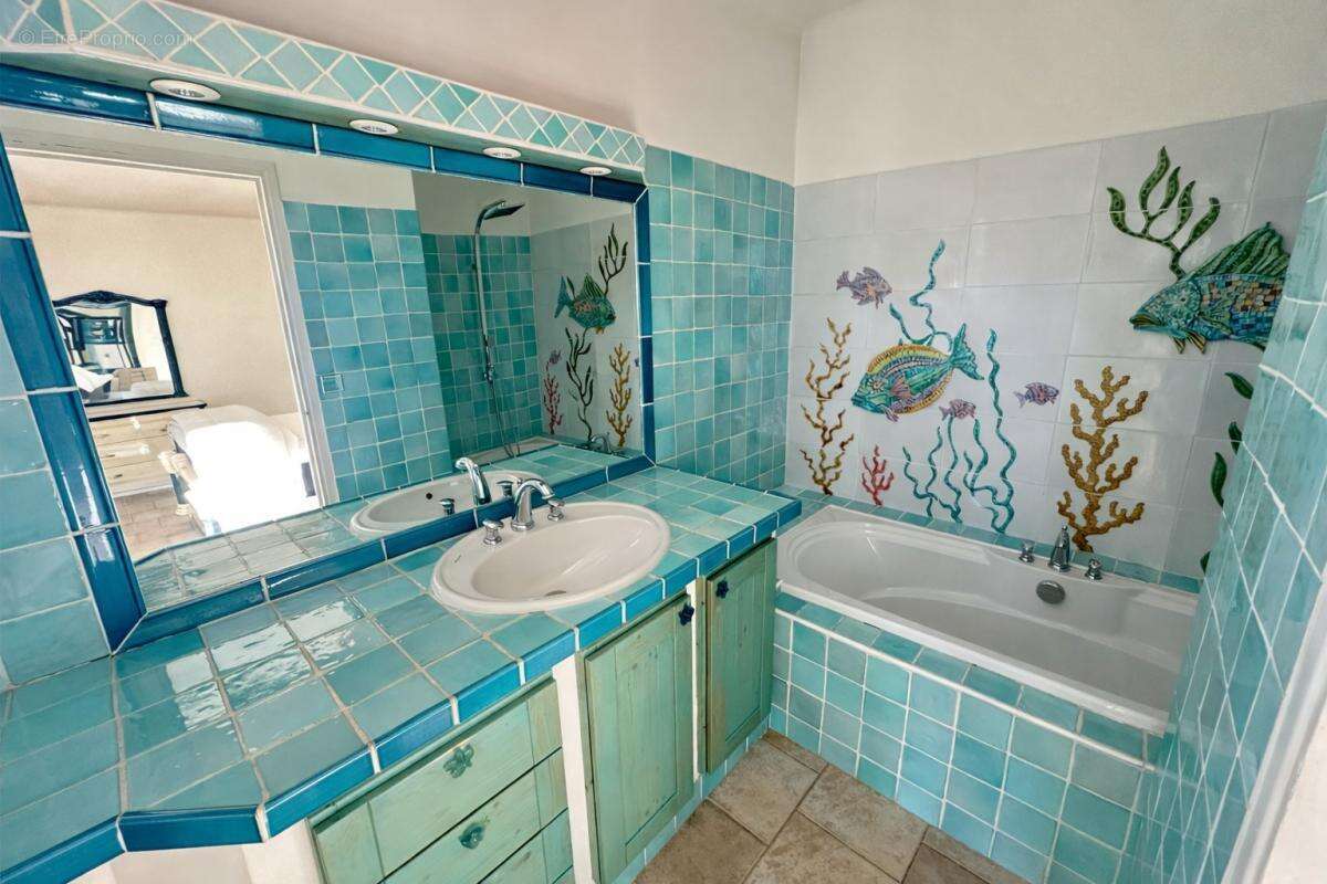 St Victoret - Propriété de 429 m² avec dépendances, piscine, pool house - photo 14