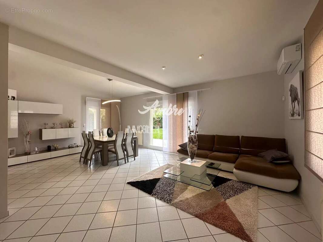 Maison à MONTELEGER