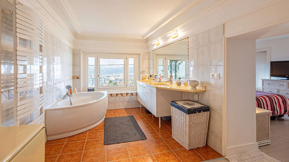 Appartement à AIX-LES-BAINS