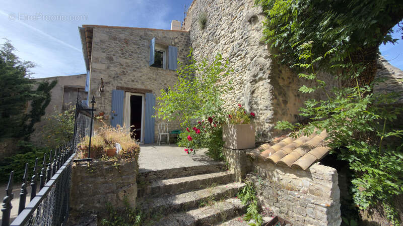SOUS COMPROMIS - Maison de village avec jardinet et parking - Saint Trinit - photo 4
