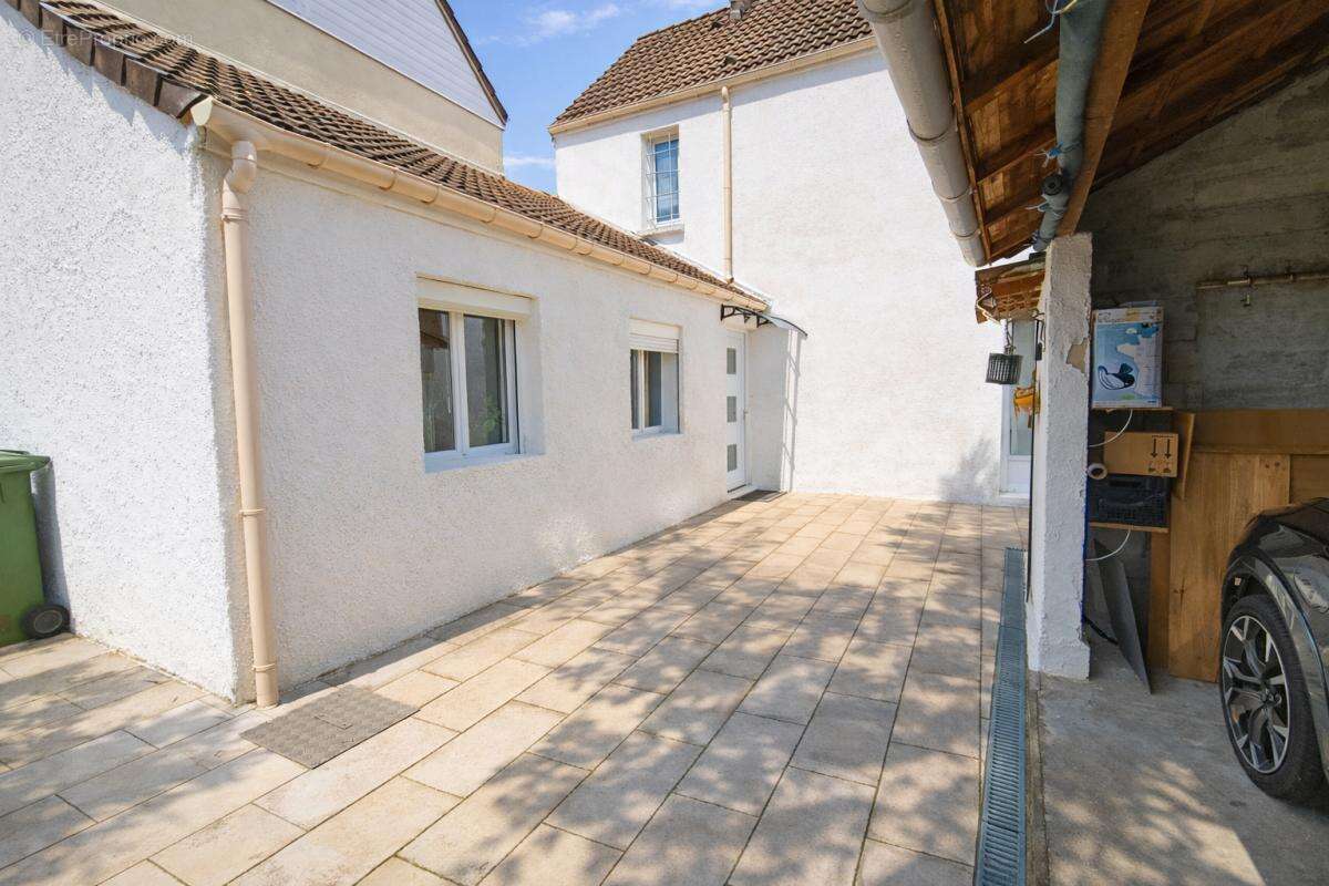 Maison à MOISSY-CRAMAYEL