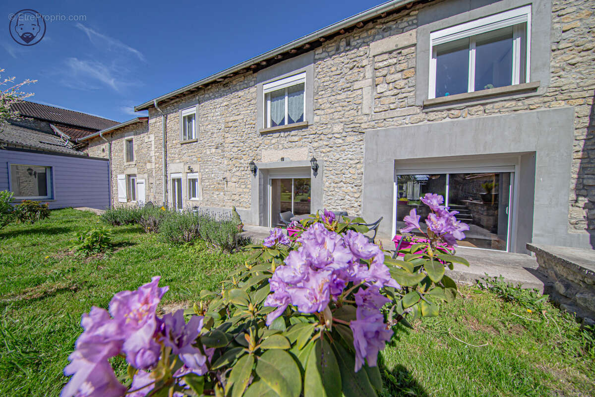 Maison à TREVERAY