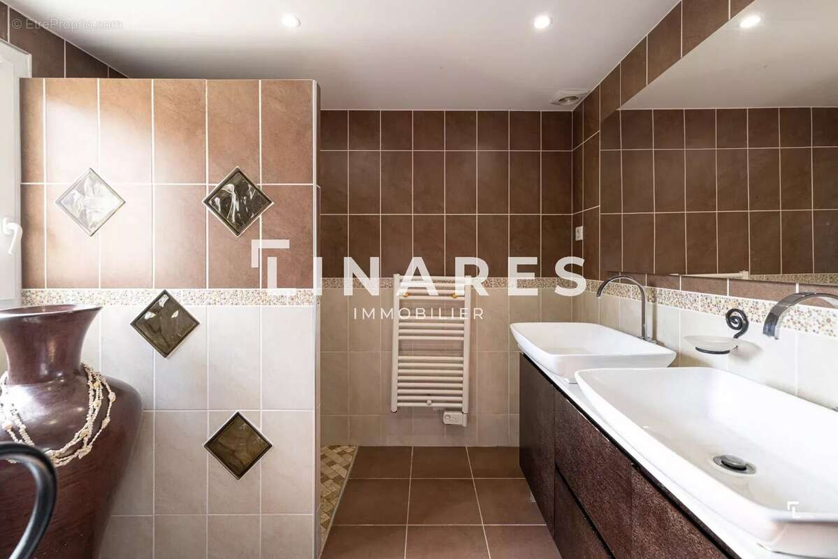 L'IMPRENABLE - Maison T8 de  200m²  + 2 Piscines - Parcelle 1600m² - 13013 Les Médecins - photo 9