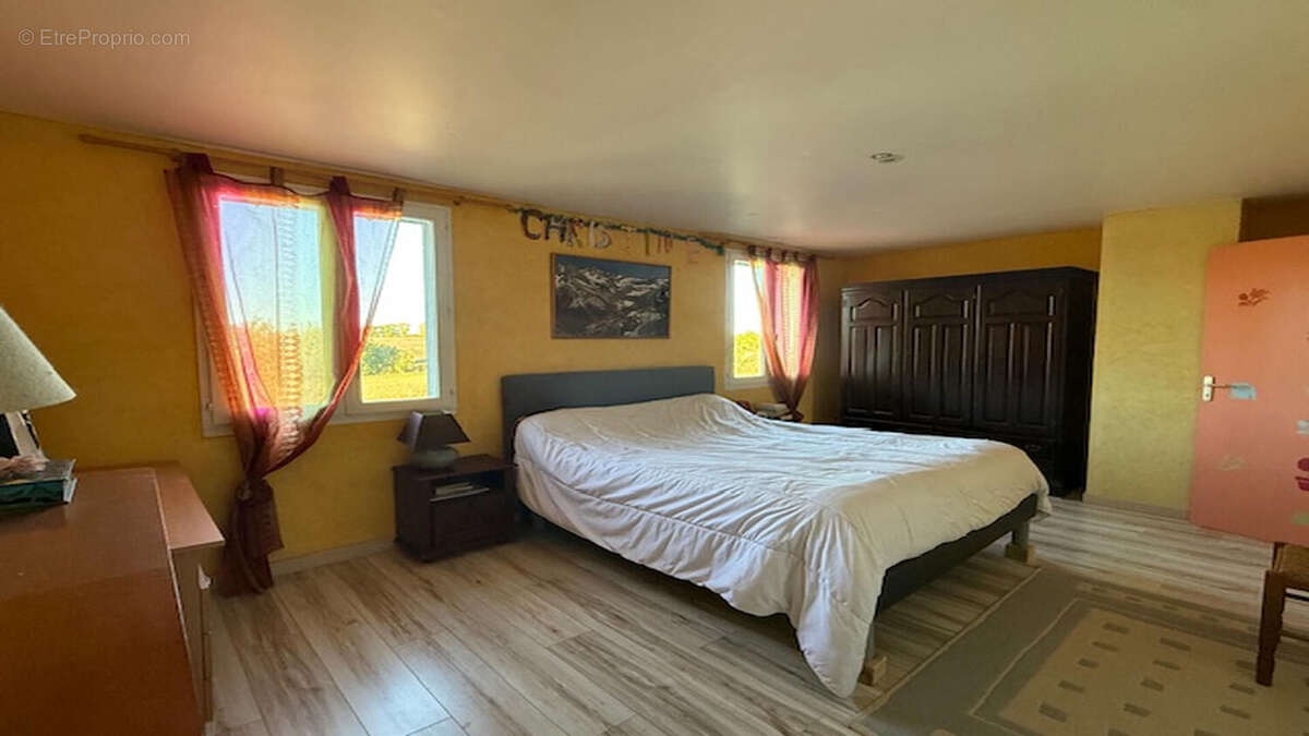 Propriété en pleine nature, avec 10 hectares, piscine et dépendances. - photo 13