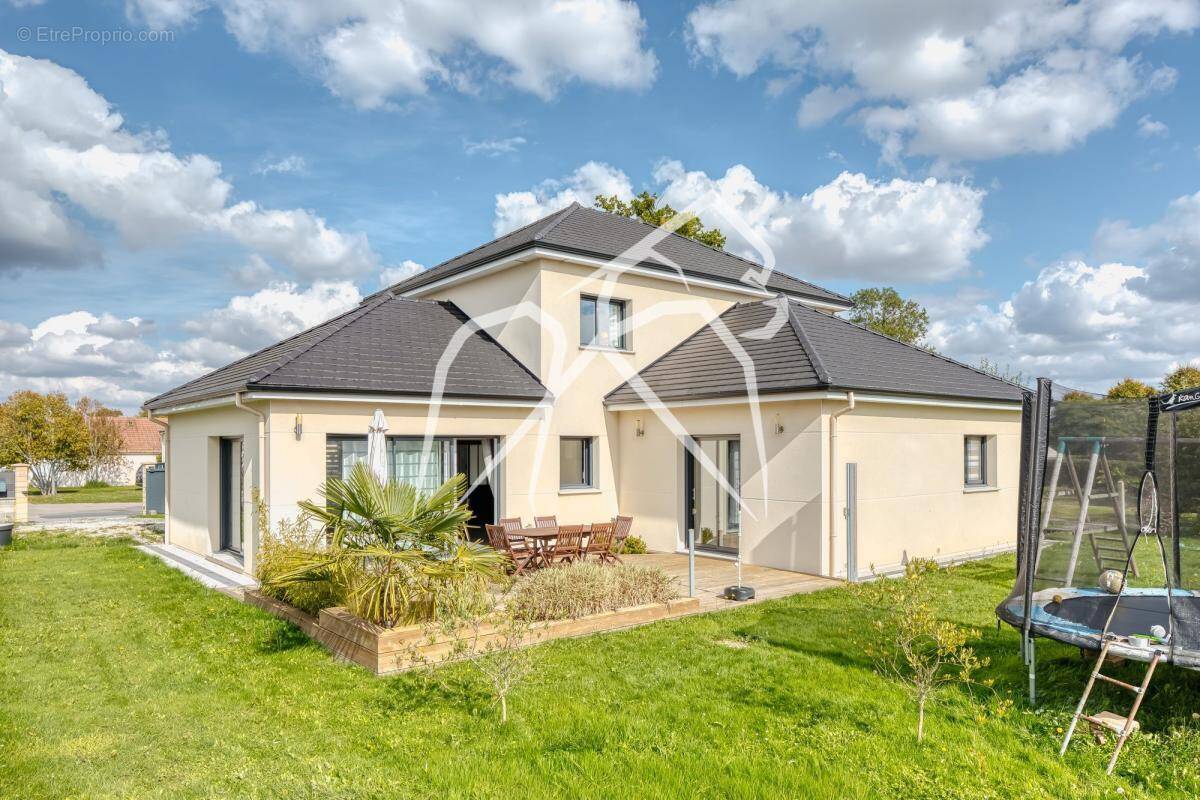 Maison semi plain-pied 7 pièces  169 m²  Avec jardin, terrasse et garage  SAINT PIERRE DE VARENGEVILLE 76480 - photo 1