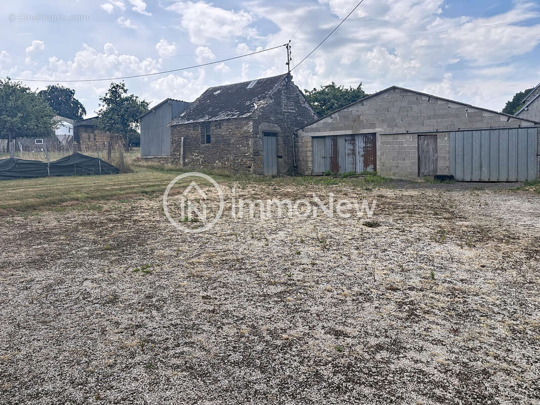 Maison en pierre a renover 100 m2 avec un terrain de 1400 m2 environ et dependances - photo 12