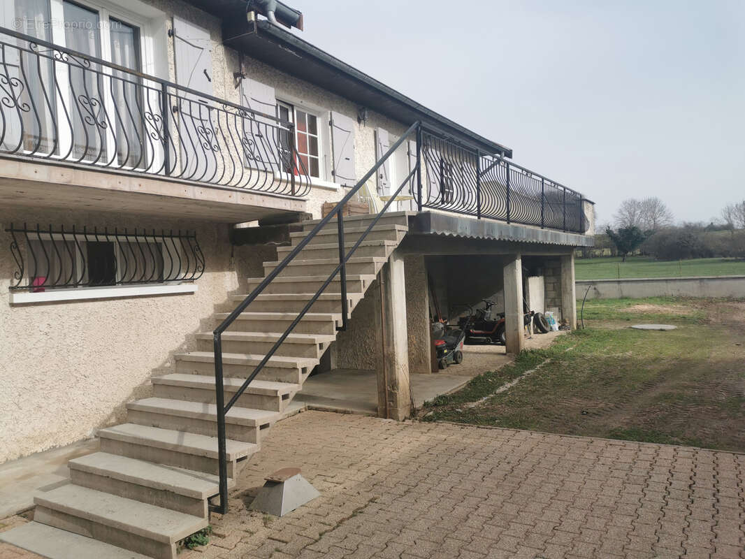 Maison à SAINT-BAUDILLE-DE-LA-TOUR