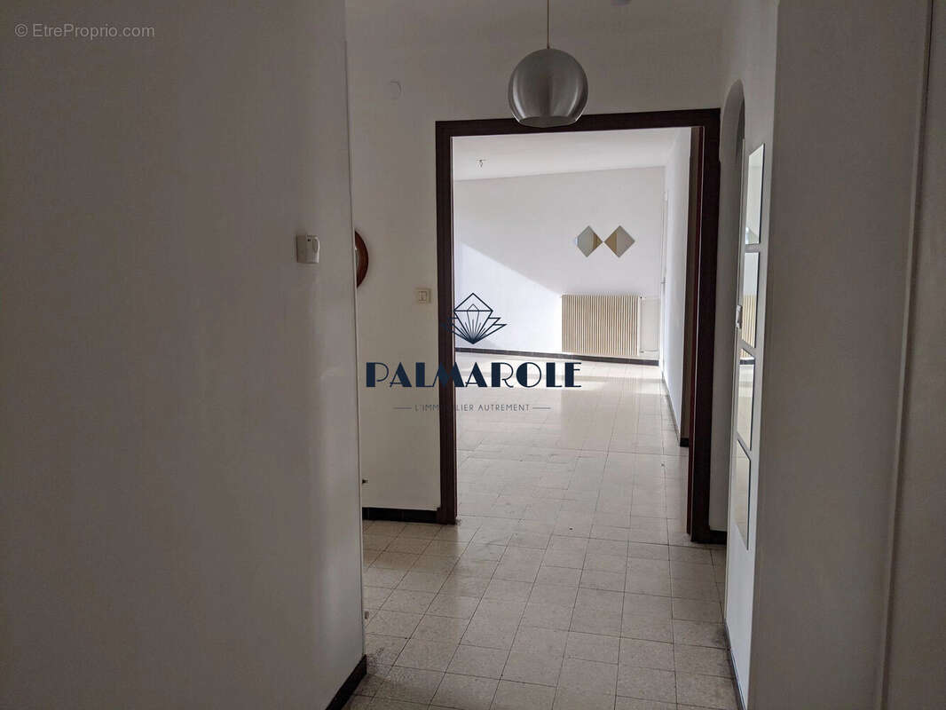 Couloir Carrelage - Appartement à PERPIGNAN