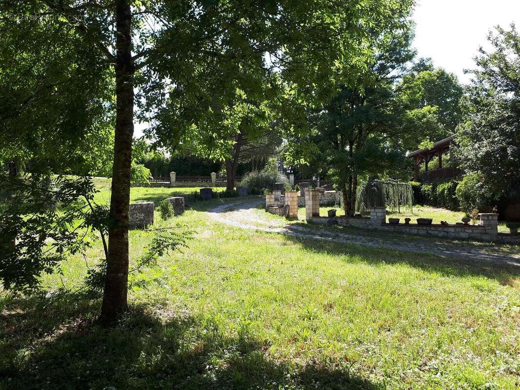 Maison en bordure de village, 3 chambres, dépendances - photo 14